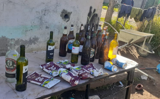 Robaron vinos, cervezas y fiambre e hicieron un festín: cuando los allanaron ya habían consumido todo