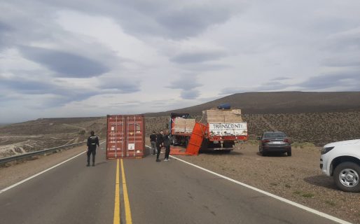 Se le desprendió un conteiner de la parte posterior del camión en plena ruta