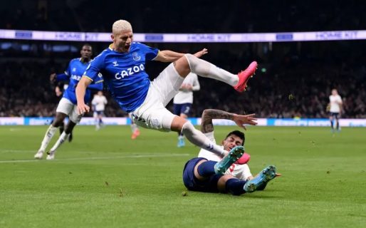 «Todo pelota»: la tremenda patada de «Cuti» Romero a Richarlison