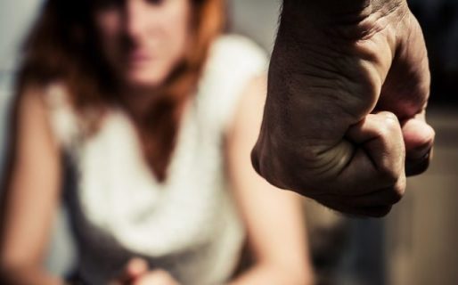 Escándalo en una comisaría: Fue a hacer una denuncia por violencia de género y un policía la manoseó y la besó