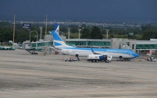 Un avión tuvo que aterrizar de emergencia en Córdoba: Hay al menos 50 heridos