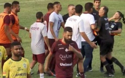 Un entrenador le pegó un cabezazo a una jueza de línea y fue echado del club