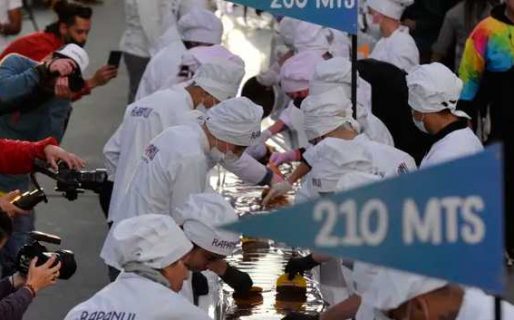 Fabricaron la barra de chocolate más larga del mundo en la Patagonia