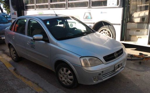 Colectivero evitó arrollar a ciclista que chocó contra la puerta de un auto