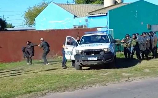 La cocinera de una escuela fue acusada de abusar de un nene de 3 años y le incendiaron la casa