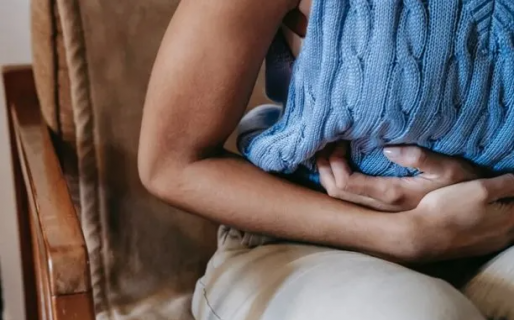 Una joven tuvo que ser internada por retener los gases cuando estaba con su novio