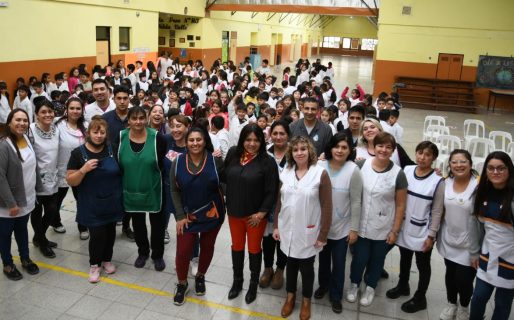 Perata entregó libros y kits de útiles escolares a estudiantes de Sarmiento