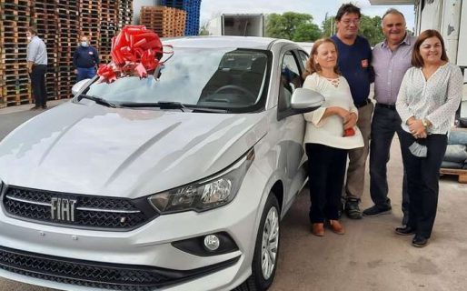 Trabajó 50 años en una fábrica y al jubilarse el dueño le regaló un 0km