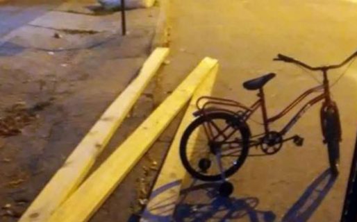 Robó una bici y tres maderas de una casa: la familia lo desnudó, le dio una paliza y está en coma
