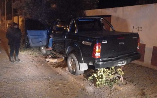 Borracho se subió a la vereda, chocó contra un árbol y un poste en km. 8