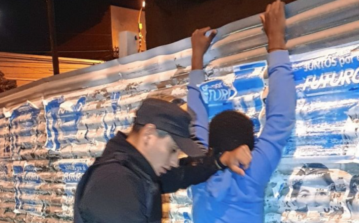 Joven brasileño detenido por intentar robar con un cuchillo un celular a un remisero