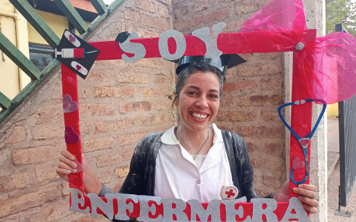 Acampó por una vacante y viajó todos los días 70 kilómetros en moto para recibirse de enfermera