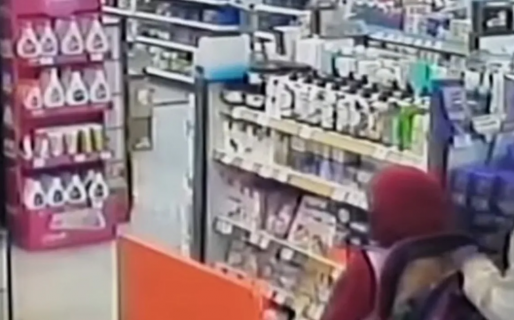 Quiso robar cremas de una farmacia y usó a su hija de 7 años de cómplice