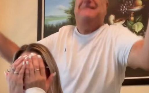 La conmovedora reacción de un padre al enterarse que su hija aprobó su último final