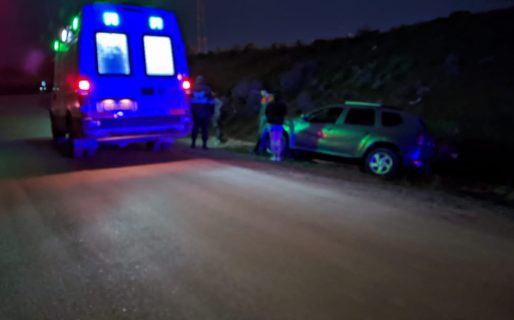 Encandilada por las luces altas de otro auto, perdió el control de su vehículo y volcó
