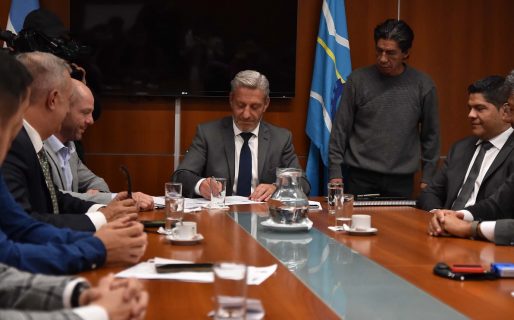 Arcioni firmó un acuerdo con la Cámara de la Flota Amarilla por la continuidad de la captura de merluza