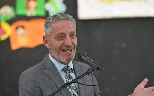 “Libros para aprender”: Arcioni encabezó la primera entrega de textos a escuelas primarias de Chubut