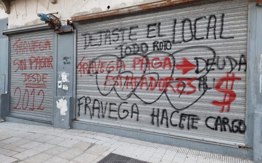 Pintadas en el local dónde funcionaba Fravega