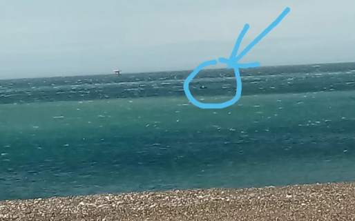 Un testigo fotografió al hombre sobre su balsa, a la deriva