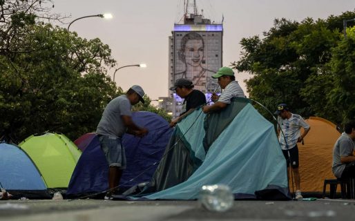 Después del acampe piquetero, el Gobierno aumentará el monto de la tarjeta Alimentar