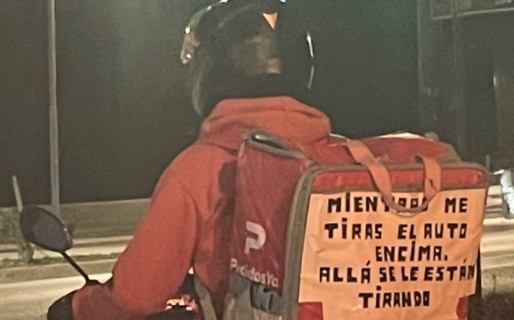 “Allá…”: el llamativo cartel que utiliza un repartidor comodorense para evitar accidentes