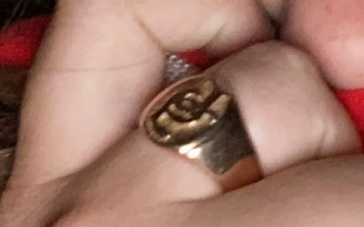 Busca desesperadamente un anillo que le dio su padre antes de morir de cáncer