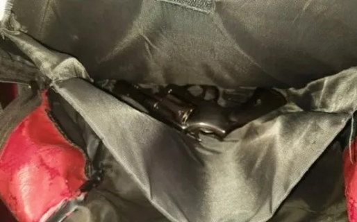 Un alumno llevó un revolver cargado a la escuela