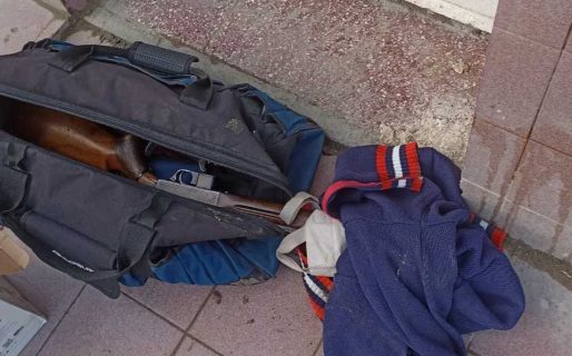 Caminaba con un bolso que le sobresalía el cañón de una carabina