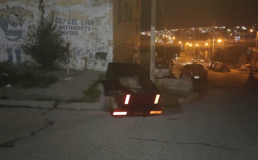 En un confuso accidente, un hombre es atropellado por un carrito sin control cuando lo estaba buscando