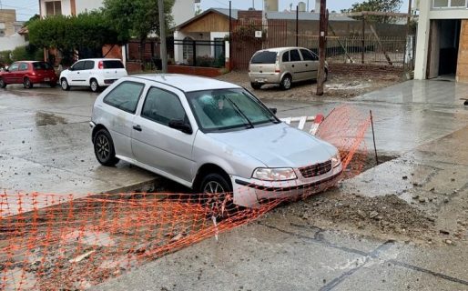 Un vehículo perdió el control y se llevó puesto un bache