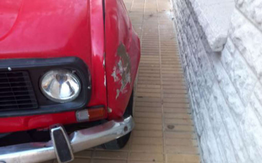 Su mamá le regaló un auto y a los 10 segundos lo chocó contra el frente de su casa