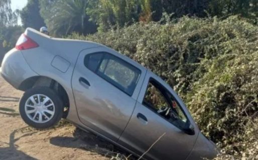Terminó con el auto en una zanja en su primera clase de manejo