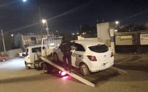 Llegó a casa y la policía le estaba secuestrando el vehículo