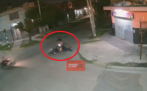 Motoqueros que corrían picadas atropellaron a un repartidor