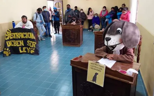 Concejal se disfrazó de perro en una sesión