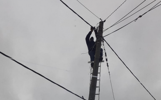 Los atraparon intentando ‘colgarse’ de la luz y fueron detenidos