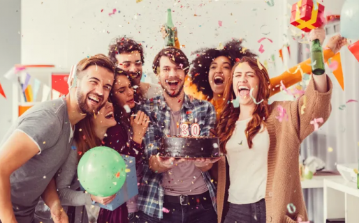 Le hicieron un cumpleaños sorpresa en el trabajo y los demandó por US$ 450.000