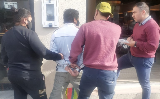 Tenía pedido de captura por abusar de su hija y vendía bolsas en Comodoro