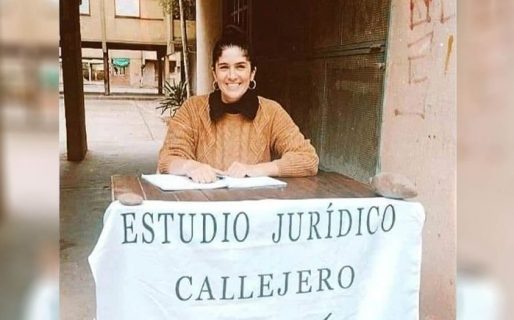 Abogada instaló un estudio jurídico callejero y es furor