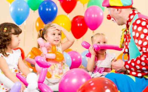Niña revela infidelidad de su madre durante show en fiesta infantil