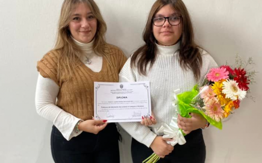 Las hijas de Daniela Velasco recibieron el título de profesora de Lengua y Literatura por ella