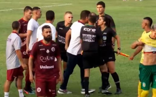 Un técnico le pegó un cabezazo a una jueza de línea y el club lo despidió
