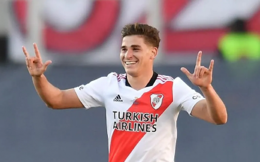 Julián Álvarez recibió el premio como mejor jugador de América