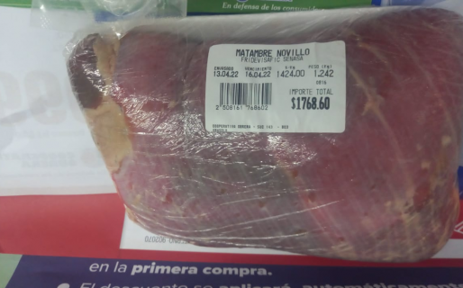 Le pegó una trompada a una policía para robar carne en un supermercado
