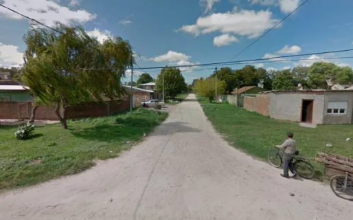 Le guiñó el ojo a la esposa de otro hombre y le partieron un botellazo en la cabeza