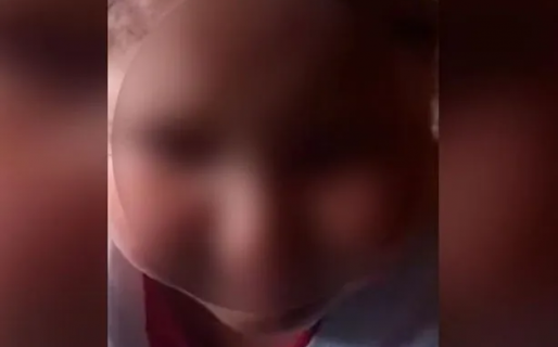 La niña que sufrió bullying tuvo una crisis en la escuela y sus padres tomaron una drástica decisión