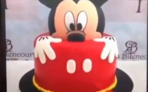 Pidió una torta de Mickey Mouse, pero lo que le trajeron lo dejó sorprendido e indignado