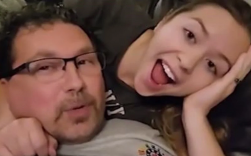 Ella tiene 26, él 54, se conocieron en Youtube, se vieron dos veces y se casaron