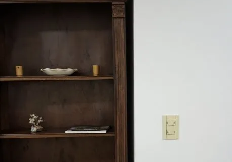 Encontró un pasadizo secreto en su departamento que estaba tapado por un mueble