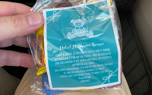 Le pidieron disculpas por viajar con un bebé en el avión y se armó un gran debate en las redes